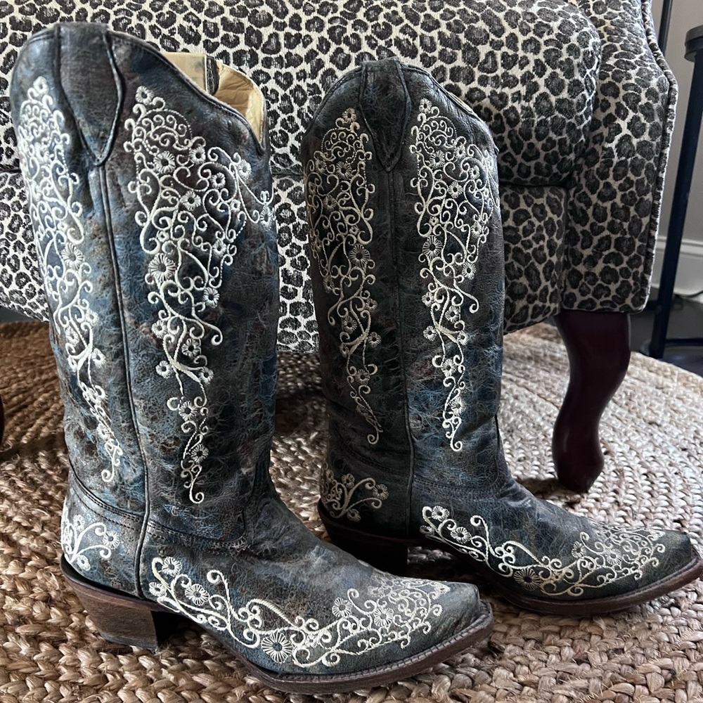 Corral Women’s Western Boot
Brown/Turquoise Snip Toe Beige Floral Embroidery
